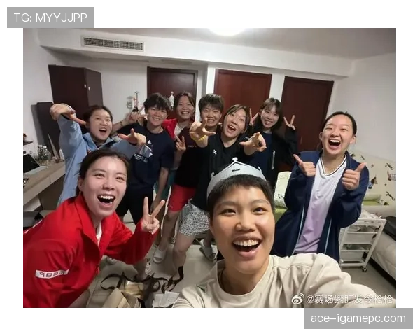 黄东萍倒不是赛场硬核女神，换下球鞋街边买菜那副样子，谁能想到她家冰箱塞得都快爆炸？